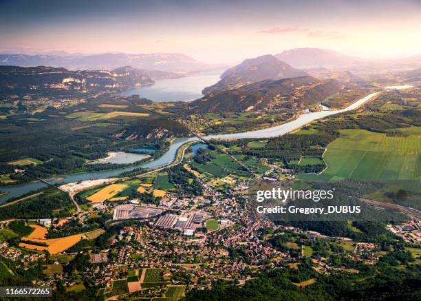 vue aérienne du paysage français magnifique au coucher du soleil dans les montagnes du bugey, dans le département de l'ain auvergne-rhône-alpes, avec la petite ville de culoz, le rhône et le célèbre lac bourget en arrière-plan en été - campagne photos et images de collection