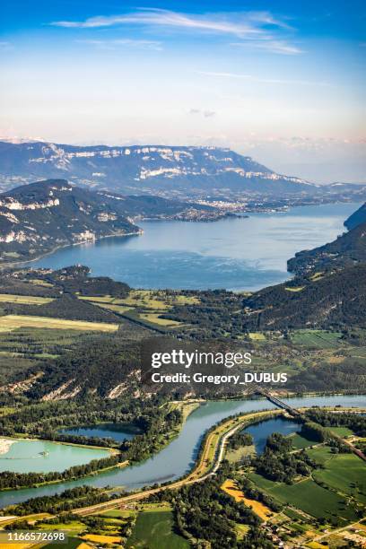 schöne luftaufnahme französische sommerlandschaft vom grand colombier gipfel in der mitte der bugey berge im departement ain, mit rhone fluss, lebendige grüne felder und lake bourget in savoie - fluss rhône rhône alpes stock-fotos und bilder