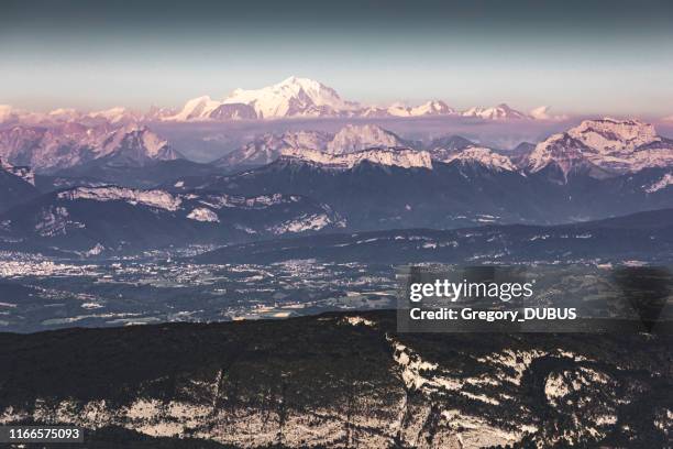 close-up op het franse mont blanc-massief hoogste piek in europa in alps mountain gezien vanaf de top van de grand colombier berg in ain department in het zomerseizoen in de schemering tijd van de dag - jura stockfoto's en -beelden