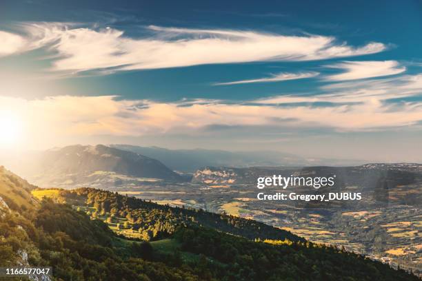 hoge oogpunt frans heuvellandschap op de departementen ain en jura van de grand colombier berg, met het einde van de dag zonlicht in de zomer in de europese alpen - haute savoie stockfoto's en -beelden