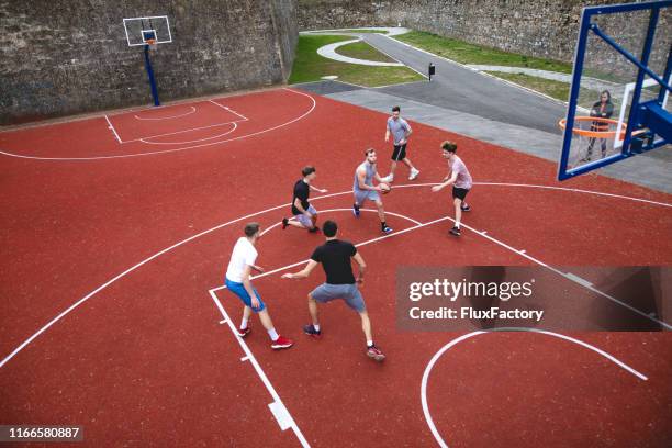 basketball pro going in for the opening - outside basketball hoops stock pictures, royalty-free photos & images