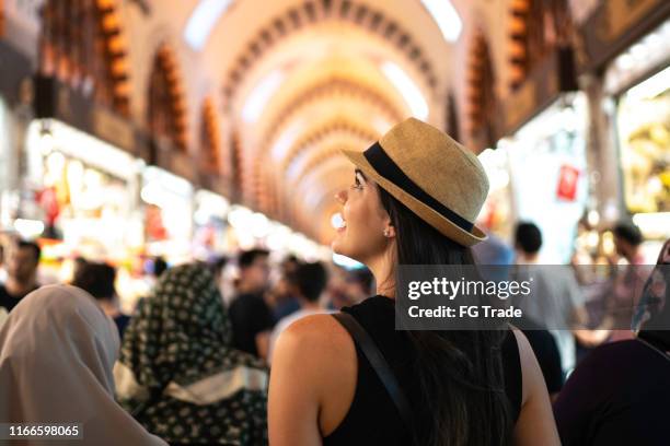 rückansicht einer frau in ehrfurcht auf einem großen basar, istambul, türkei - istanbul stock-fotos und bilder