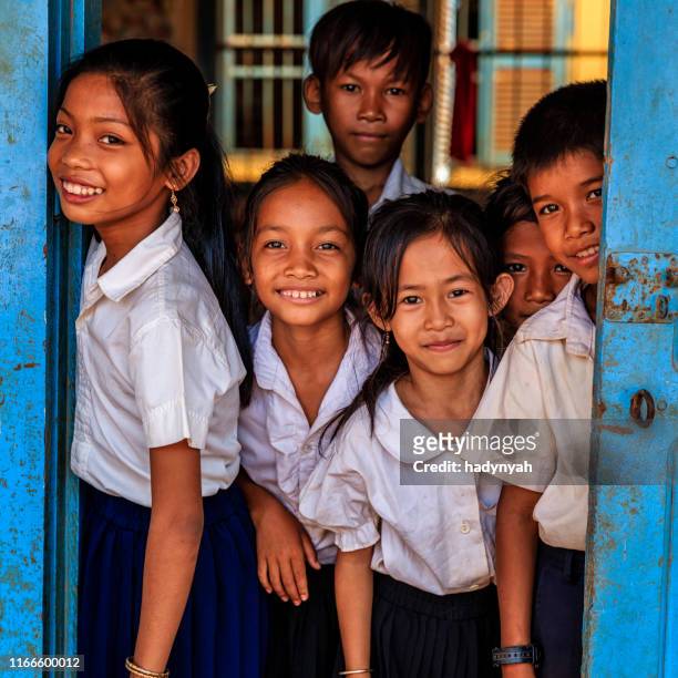 enfants d'école cambodgiens restant dans la porte de la salle de classe, cambodge - cambodge photos et images de collection
