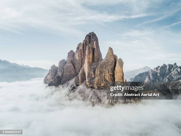 aerial shot of tre cime di lavaredo, italy - 威納托省 個照片及圖片檔