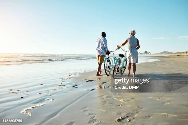 le plaisir est pour tout le monde - pension de retraite photos et images de collection