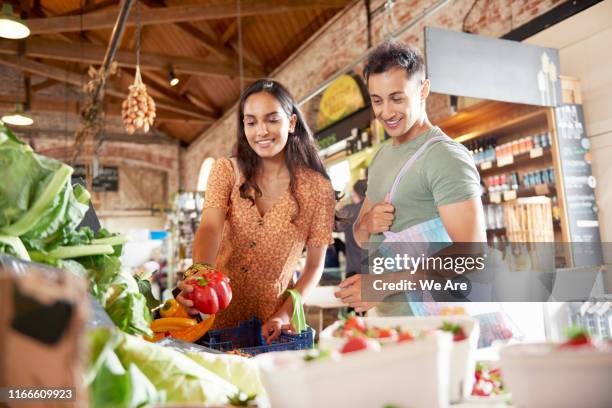 couple shopping at plastic free market - food market stock-fotos und bilder