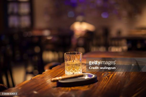 wisky and cigar on bar counter - whisky bar stock-fotos und bilder