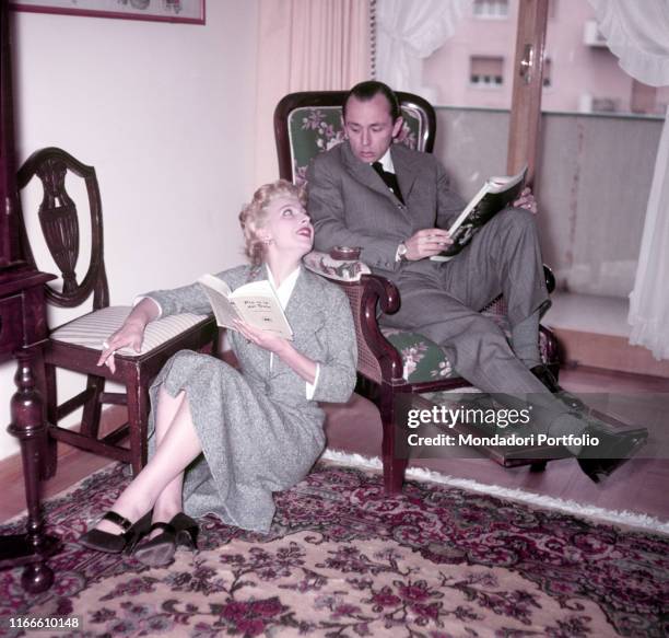 Italian actress Isa Barzizza looking into Italian director Carlo Alberto Chiesa's eyes. 1950s