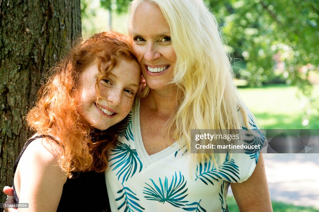 Retrato de madre e hija en un parque.