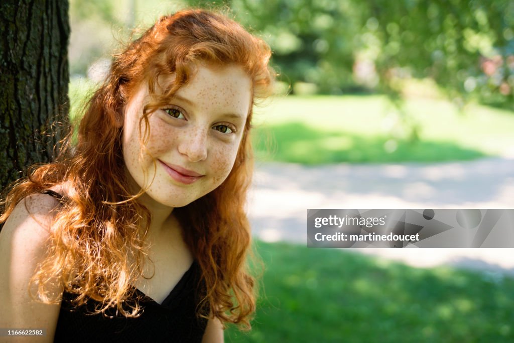 Retrato do adolescente bonito em um parque.