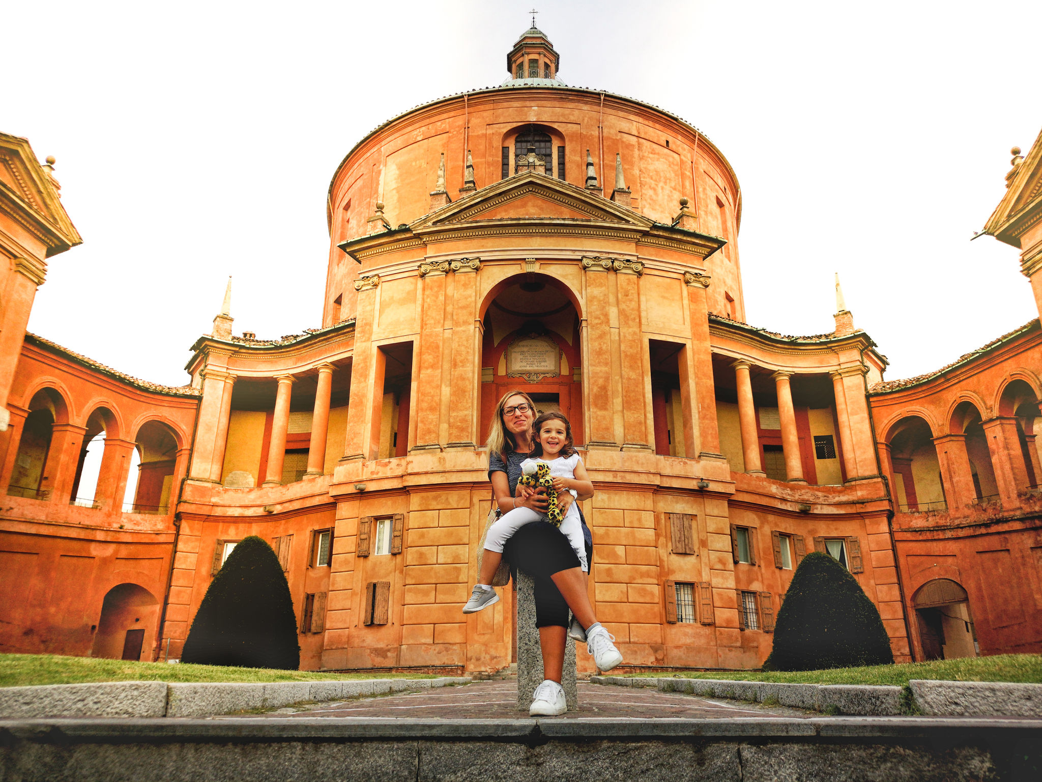 famiglia felice in Italia madre e figlia presso la chiesa santuario san Luca di Bologna in Emilia Romagna famiglia felice in Italia madre e figlia presso la chiesa santuario san Luca di Bologna in Emilia Romagna