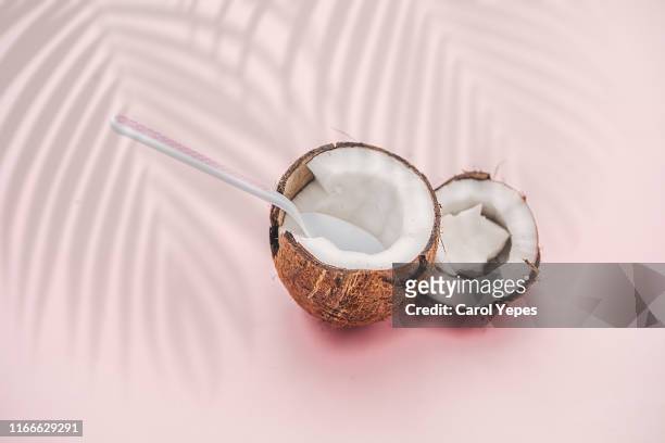 coconut in pink - kokosmelk stockfoto's en -beelden
