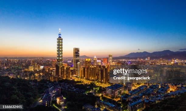 panoramische taipei cityscape in de schemering - taipei stockfoto's en -beelden