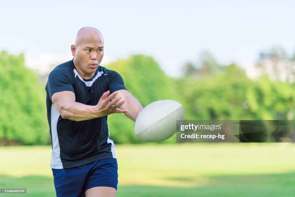 Jugador de rugby pasando pelota a compañero de equipo
