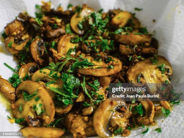 stir fryed mushrooms on a bowl, vegetarian dish - comida vegetariana stockfoto's en -beelden