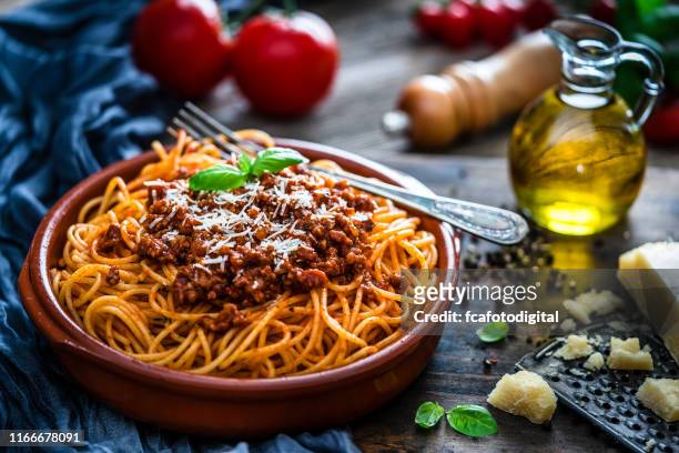 spaghetti met bolognese saus op rustieke houten tafel - bolognesesaus stockfoto's en -beelden