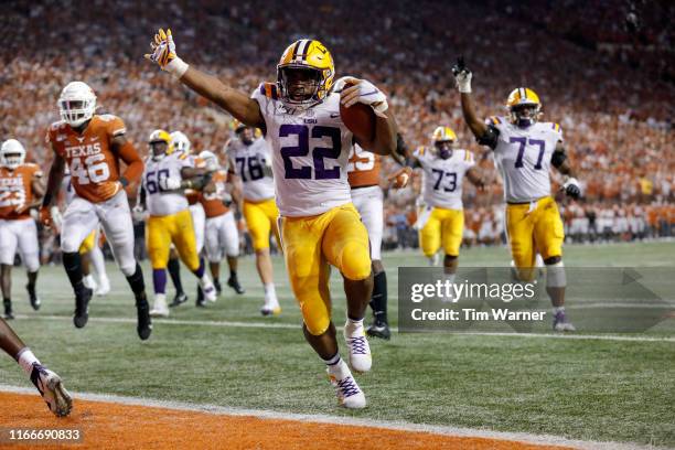 Clyde Edwards-Helaire of the LSU Tigers rushes for a touchdown in the fourth quarter against the Texas Longhorns at Darrell K Royal-Texas Memorial...