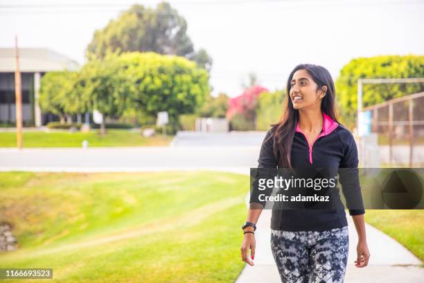 indian woman working working - indio california fotografías e imágenes de stock