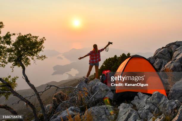 photographer camping on top of mountain. female photographer camping. - fethiye imagens e fotografias de stock