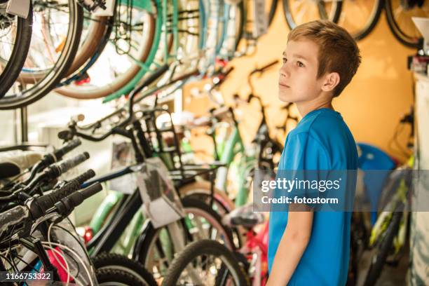 tonårs pojke i cykelaffär - buying a bike bildbanksfoton och bilder