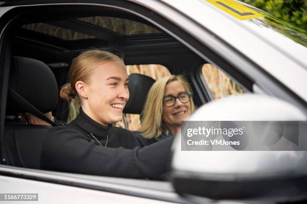 australische mutter und tochter bonding - auto alt stock-fotos und bilder