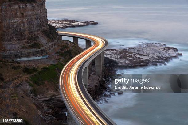 verkeer op brug - vehicle light stockfoto's en -beelden