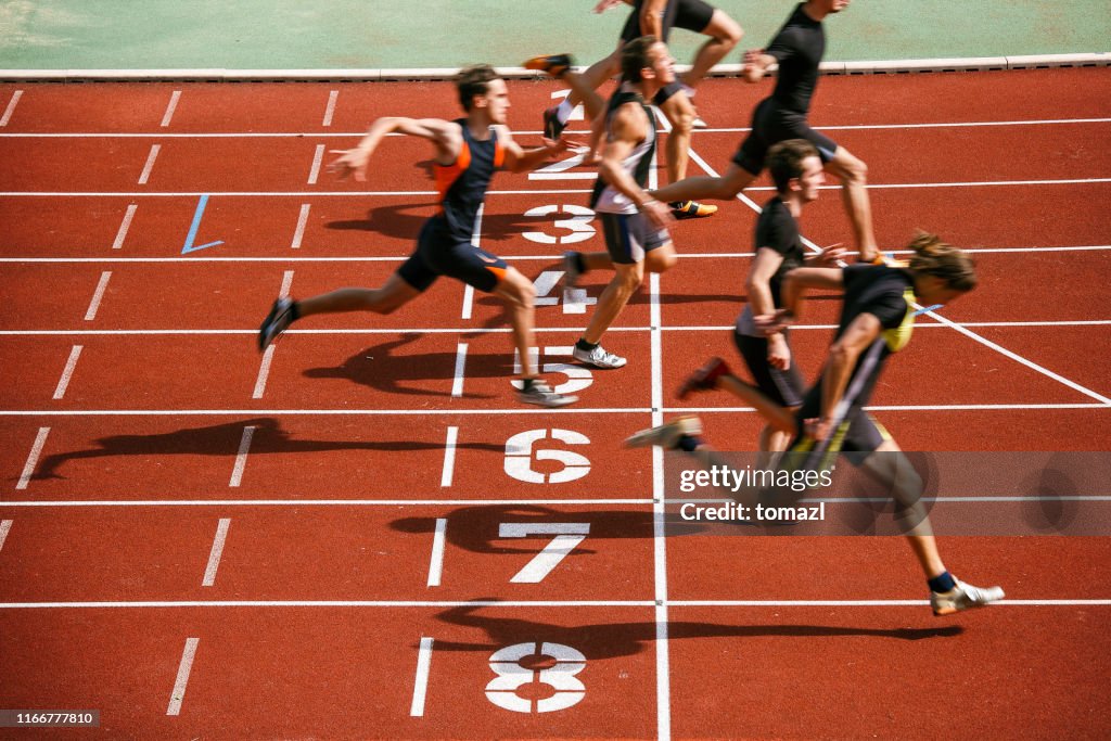 Athleten sprinten im Ziel