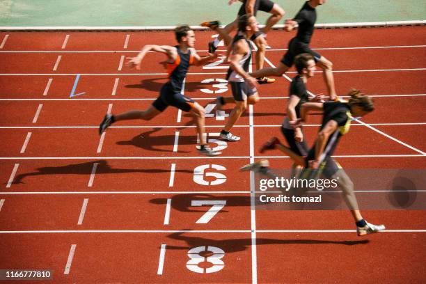 athlets sprinting at finish line - the end imagens e fotografias de stock