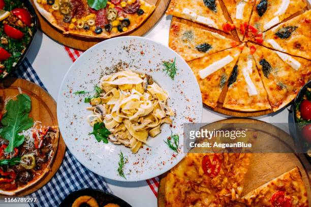 トップビューパスタとピザ - aegean food ストックフォトと画像