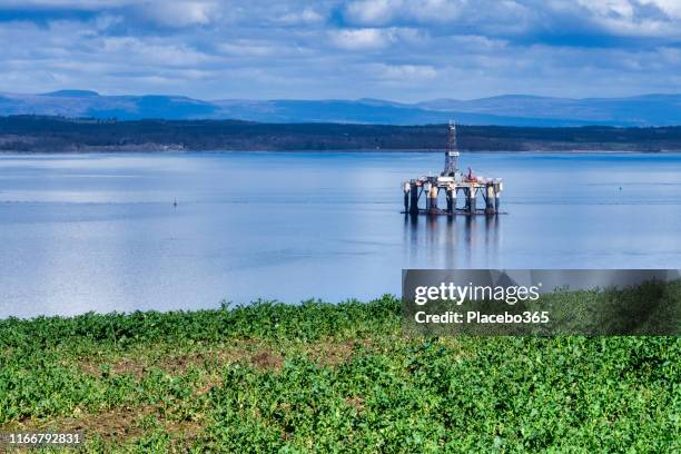 offshore oil and gas industry platform, cromarty firth, scotland - oil rig uk stock pictures, royalty-free photos & images