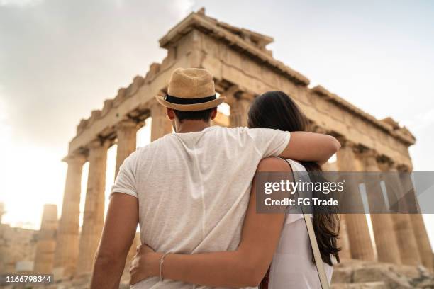 アテネのアクロポリスに立つ若いカップルの背面図 - athens greece ストックフォトと画像