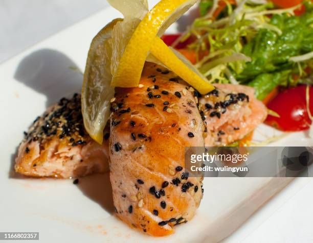 roasted salmon steaks with sesame and vegetable - gebackener lachs stock-fotos und bilder