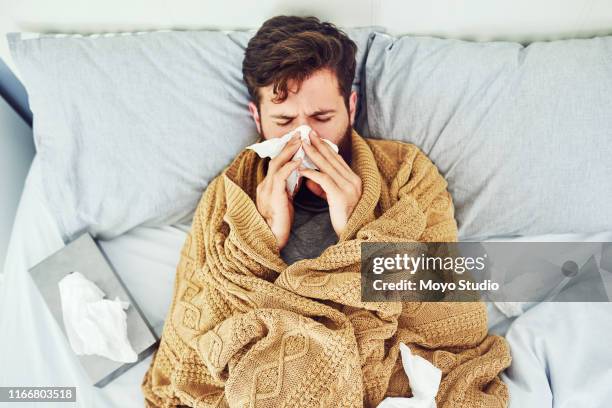 avoir la grippe est le pire! - se moucher photos et images de collection