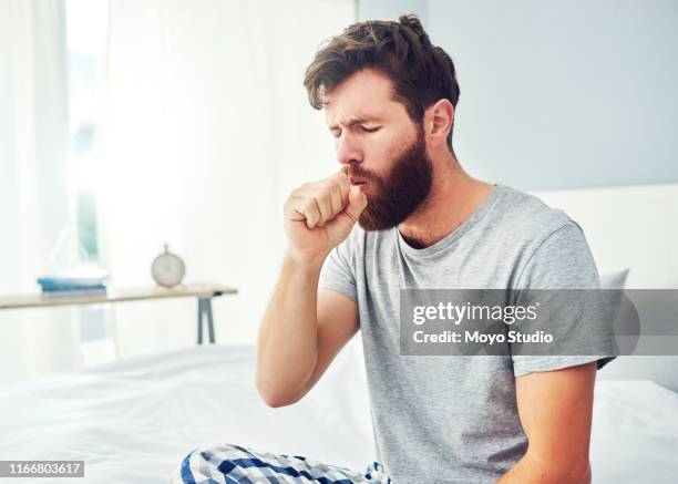je vais devoir trouver quelque chose pour cette toux - tousser photos et images de collection