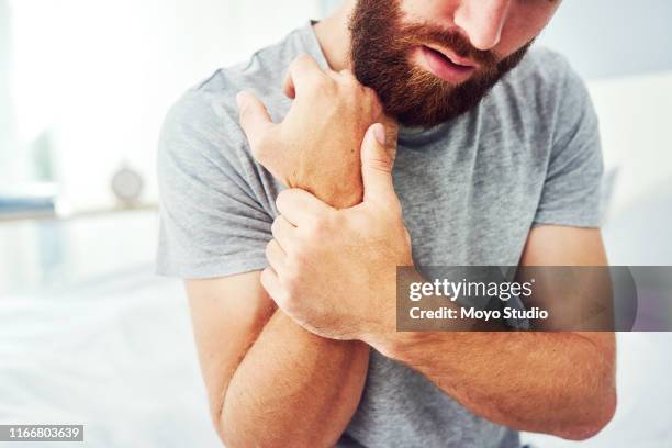 een zere pols is genoeg om mijn dag te verpesten - carpaletunnelsyndroom stockfoto's en -beelden