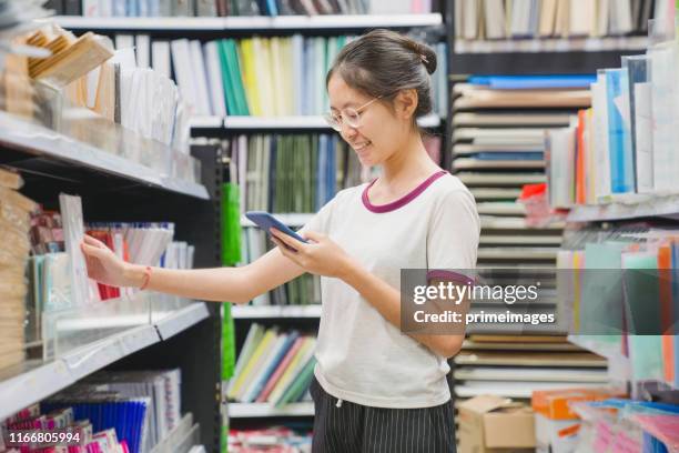 aziatische tiener meisje geniet van winkelen op roeping in verkoop winkel winkelcentrum - singapore shopping family stockfoto's en -beelden