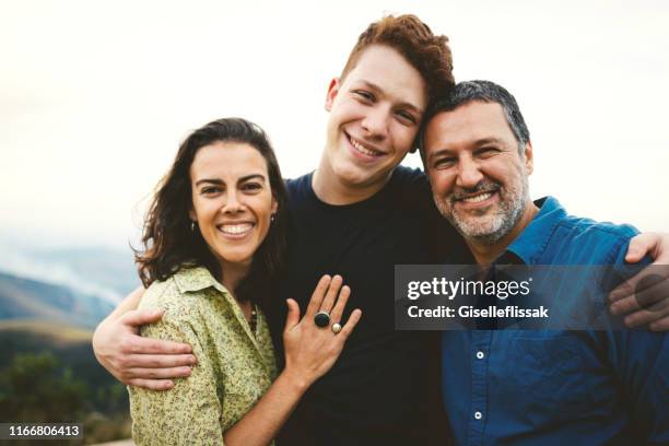 familie zusammen im freien lächelnd und spaß haben - father son outdoor celebration stock-fotos und bilder