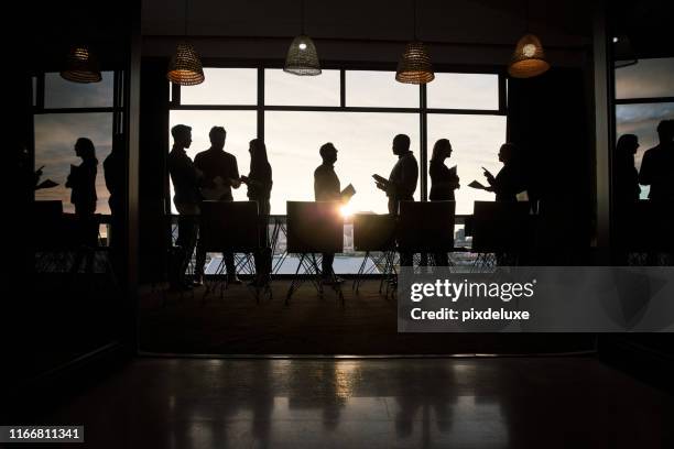 todo lo que hemos estado trabajando saldrá a la luz pronto - silueta fotografías e imágenes de stock