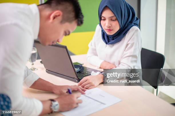 geschäftsleute im büro sprechen und teilen ihre ideen - anmelden stock-fotos und bilder