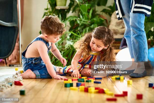 little girl and boy playing together with wooden blocks - 4 5 anos - fotografias e filmes do acervo