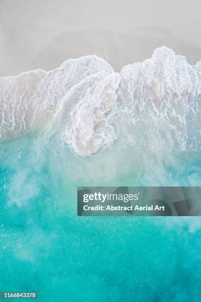abstract wave patterns washing ashore seen from above, barbados - désastre écologique photos et images de collection