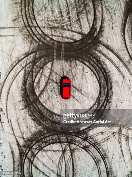tire tracks and a vehicle on a beach as seen from above, france - reifenspur stock-fotos und bilder