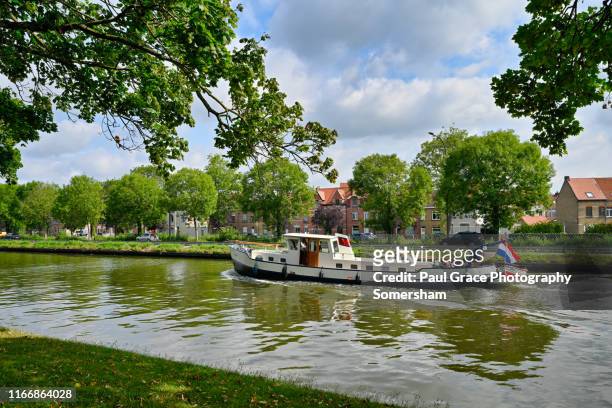 barge on the river zwin, brugge,belguim - het zwin stockfoto's en -beelden