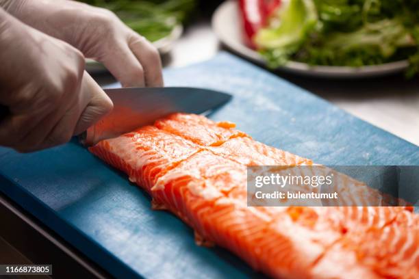 zalm voedselbereiding - viswinkel stockfoto's en -beelden