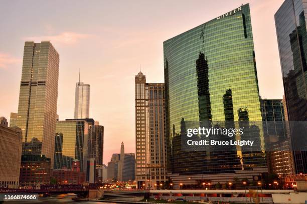 chicago river canyon evening - wacker drive stockfoto's en -beelden