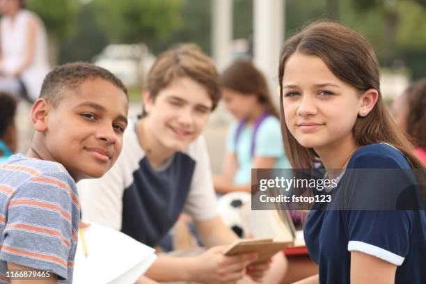 gruppo di ragazzi delle scuole medie, amici adolescenti che studiano nel campus. - età miste foto e immagini stock