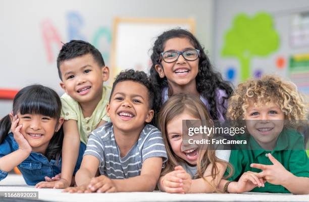 groep lachende studenten - classroom play stockfoto's en -beelden