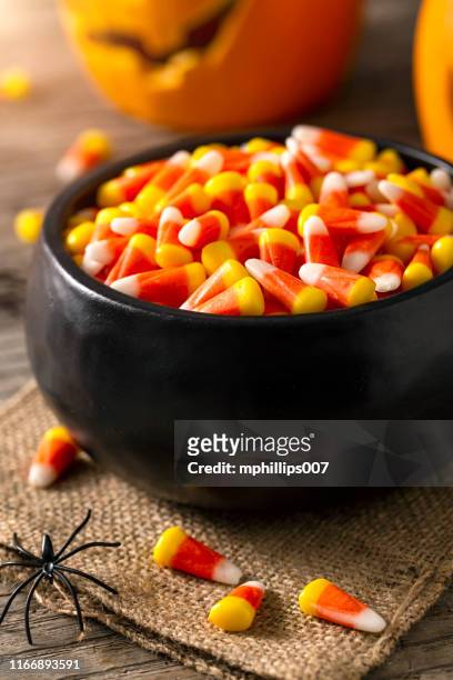 schüssel mit halloween candy corns und jack o' lantern - bowl of candy stock-fotos und bilder