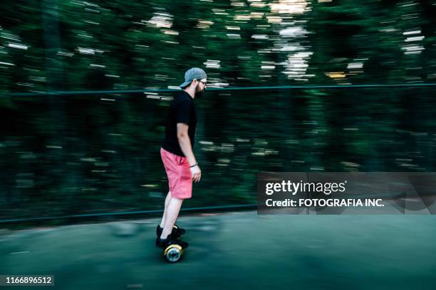 ホバーボードに乗ってミレニアルマン - hover board ストックフォトと画像