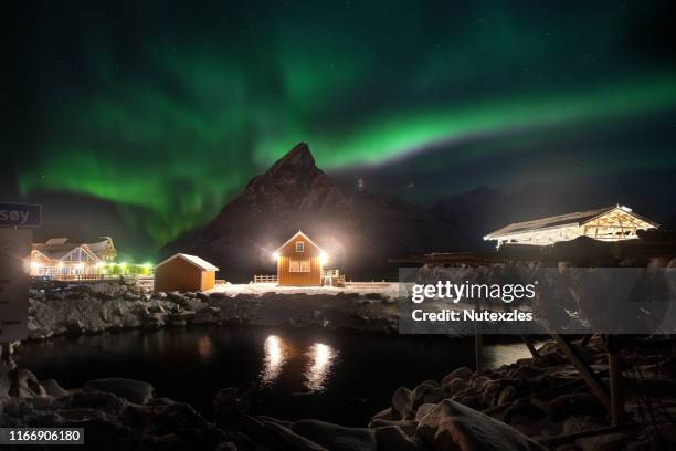 traditional norwegian fishing cottages, huts, island hamnøy, reine in lofoten in northern norway. - reine fotografías e imágenes de stock